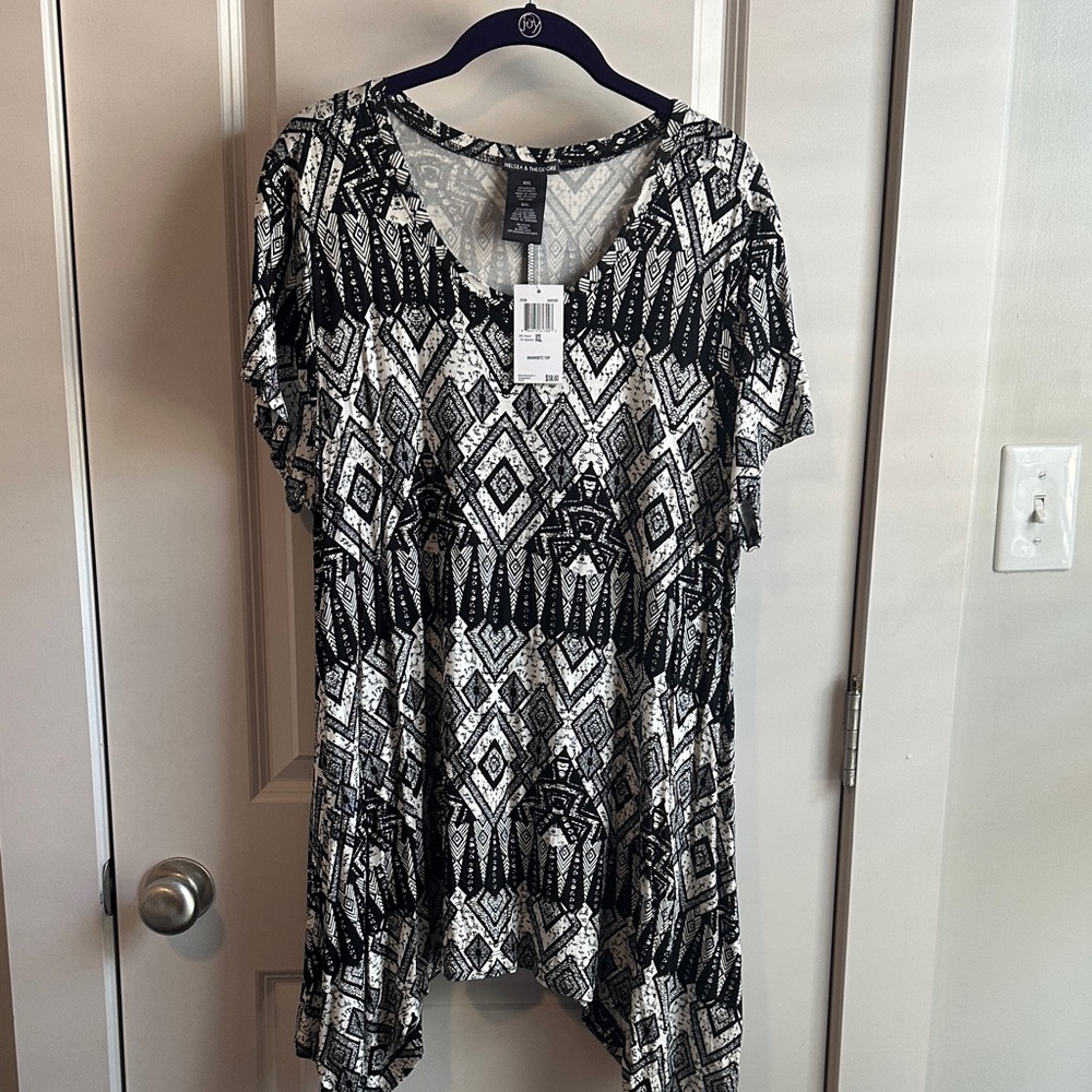 Chelsea & Theodore Black and White Geometric Tunic Top